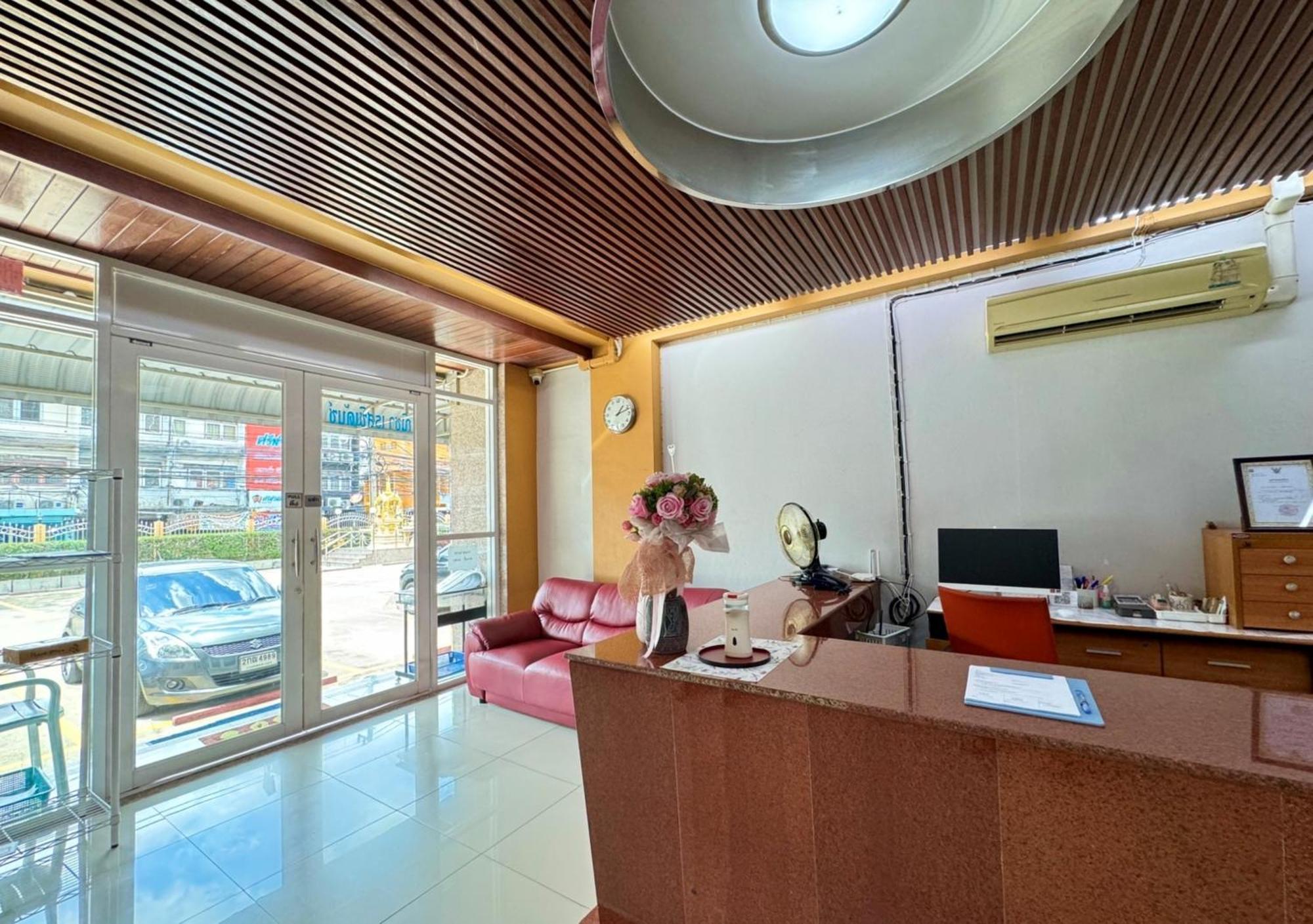 Nicha Residence Hotel Bangkok Exterior photo