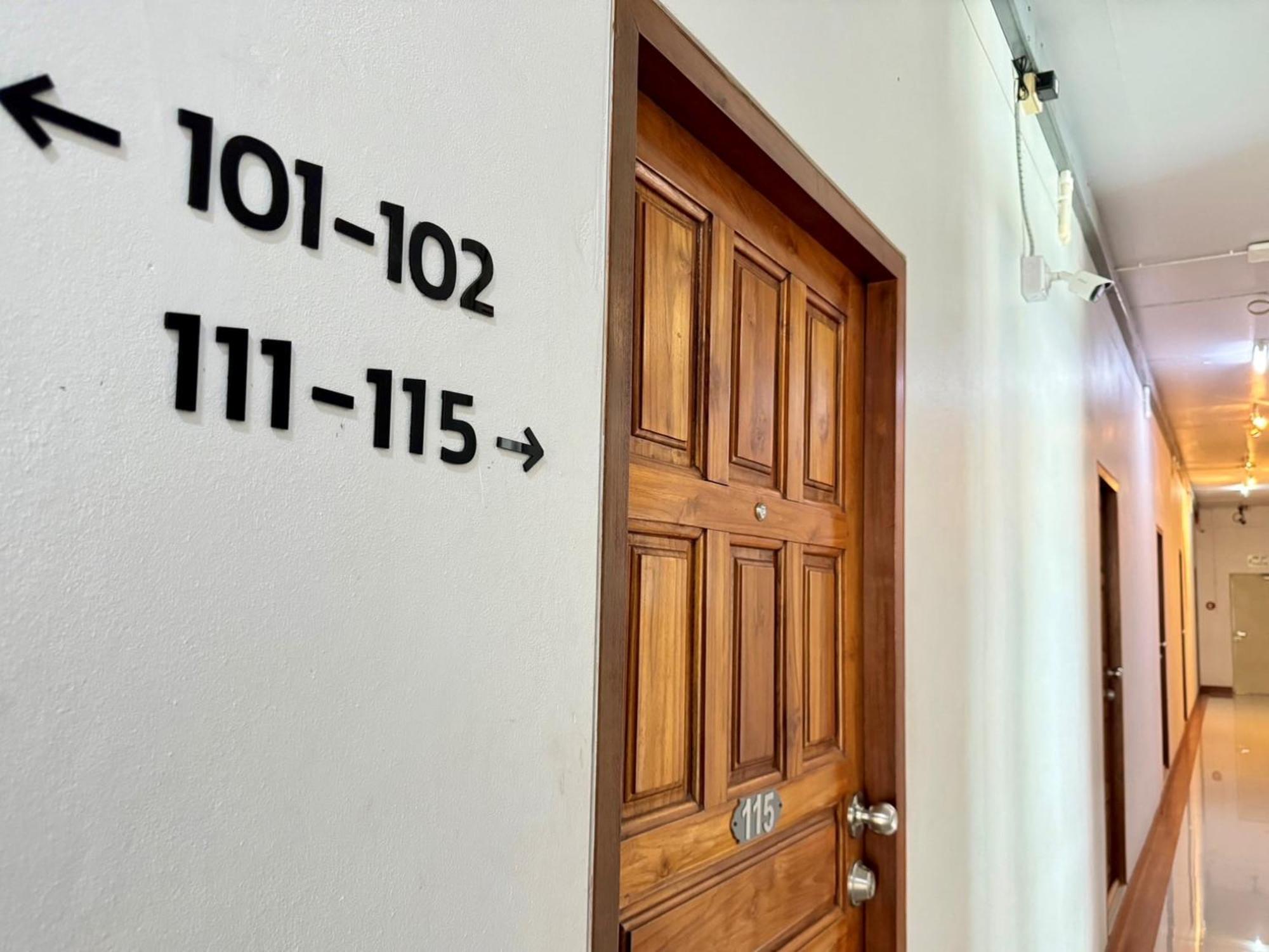 Nicha Residence Hotel Bangkok Exterior photo