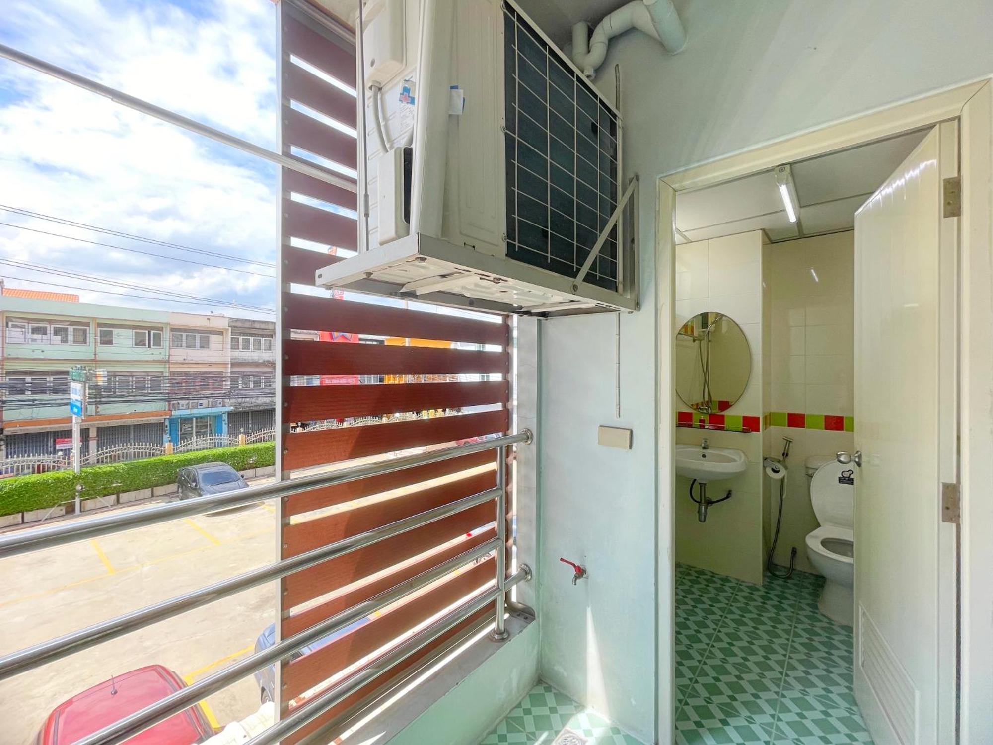 Nicha Residence Hotel Bangkok Exterior photo