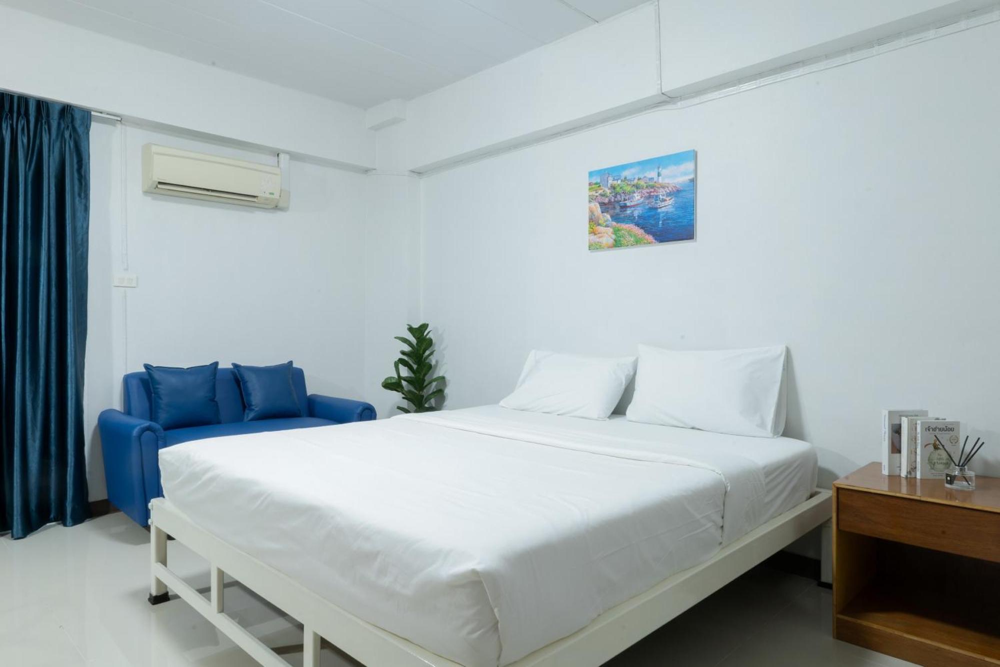 Nicha Residence Hotel Bangkok Exterior photo