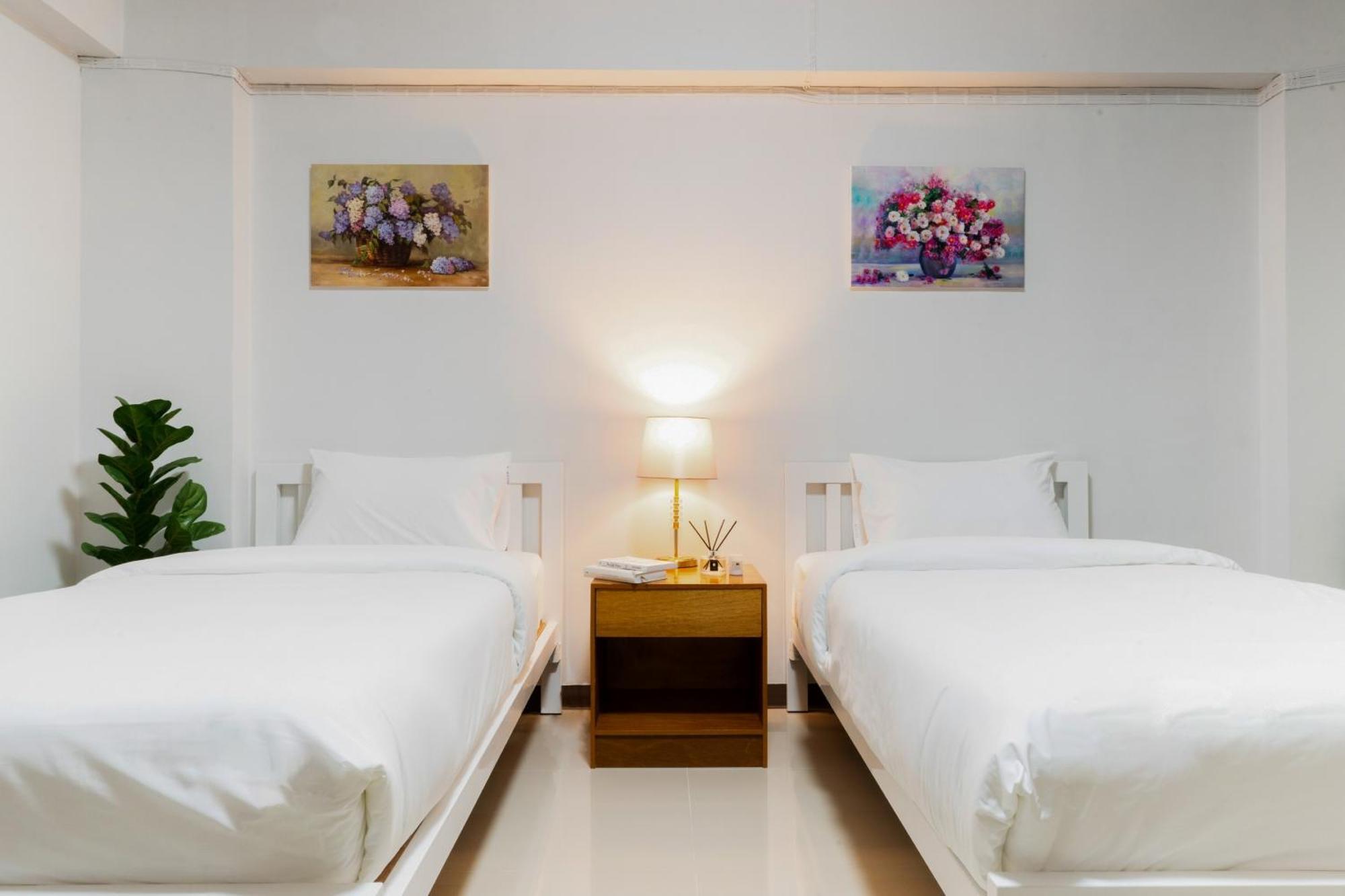Nicha Residence Hotel Bangkok Exterior photo